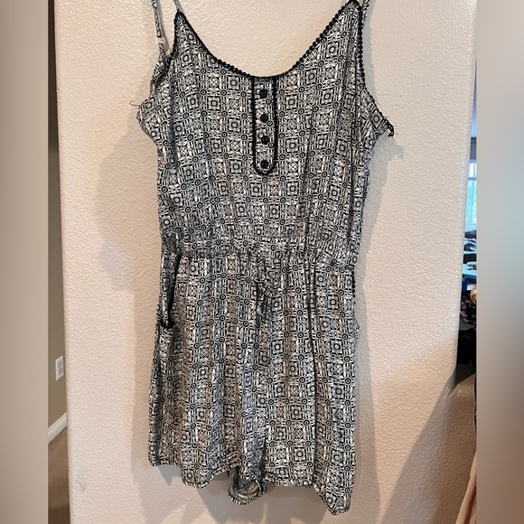 Sleeveless romper - Picture 1 of 6